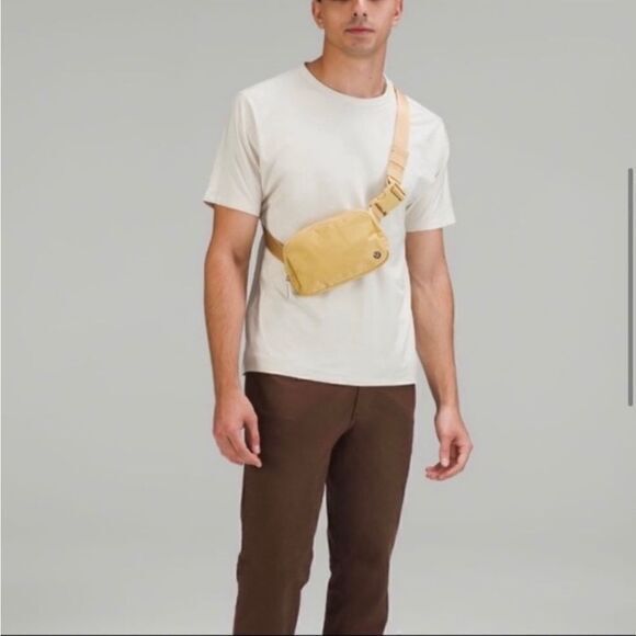 Lululemon Everywhere Belt Bag‎ In Golden Sand NWT - Picture 3 of 9